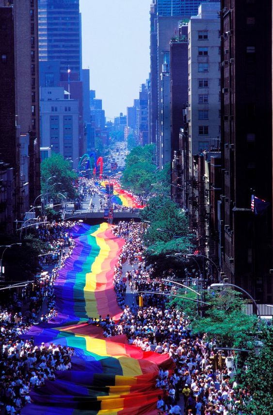 A propos PRIDE: Die Regenbogen-Farben schlagen nicht nur auf der Strasse Wellen