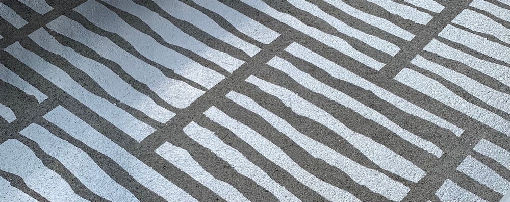 10 Ideen: Wie mit Schablone und Farbe langweilige Böden zum Blickfang werden.