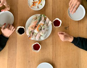 Frühlingsrollen Home Made. Kalter Lunch bei warmen Temperaturen.